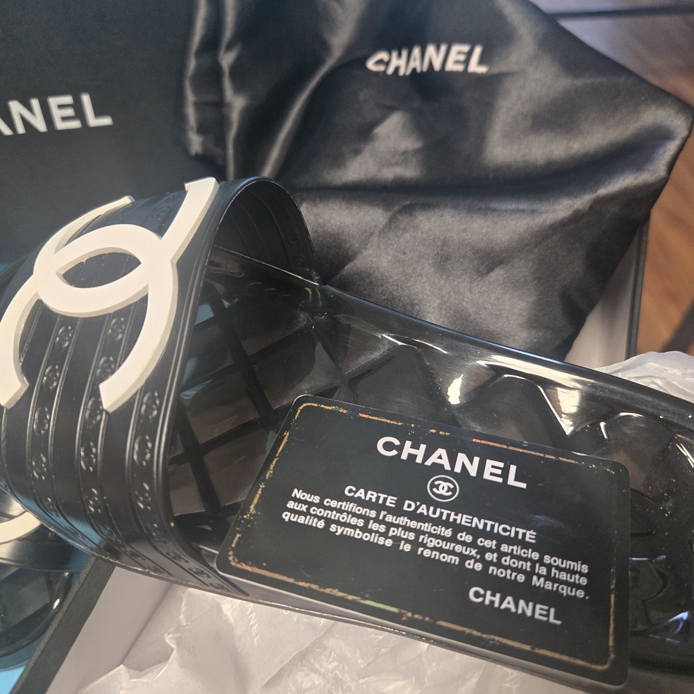 CHANEL Black Quilted Sandals - Picture 4 of 5